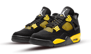 Jordan 4 Retro Thunder (2023) Seitenansicht des Schuhes