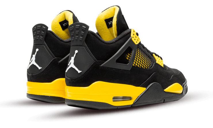 Jordan 4 Retro Thunder (2023) Rückansicht des Schuhes