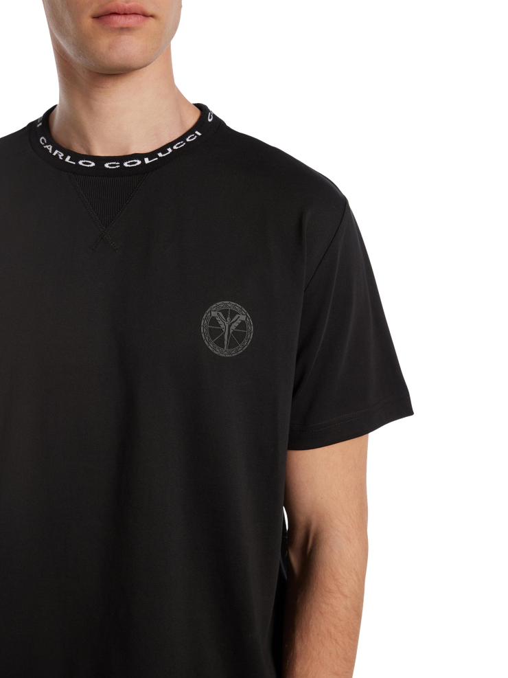 Carlo Colucci T-Shirt Basic Line Schwarz Logo auf der Brust (frontansicht)