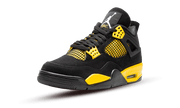 Jordan 4 Retro Thunder (2023) Frontansicht des Schuhes