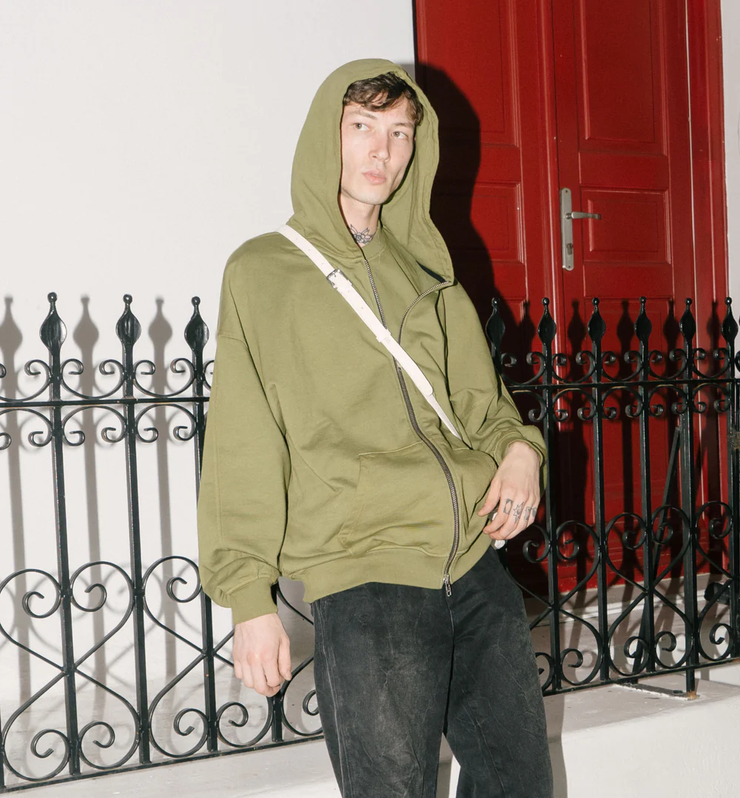 Pequs Betrayed Zip Hoodie / olive branch Model (lehnt am Geländer)