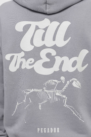 "TILL THE END" auf der Rückseite des Hoodies