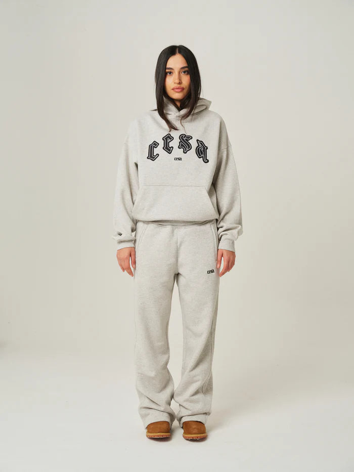 Model Weiblich in CESA C1 Hoodie "GREY MELANGE"