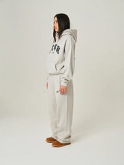 Model Weiblich Seitlich in CESA C1 Hoodie "GREY MELANGE"