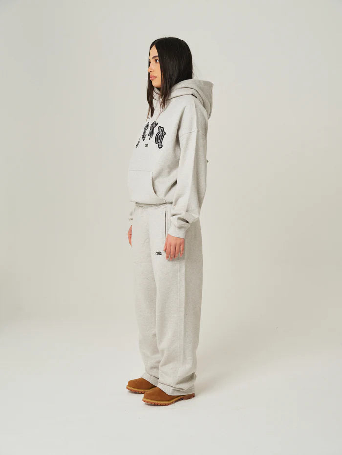 Model Weiblich Seitlich in CESA C1 Hoodie "GREY MELANGE"