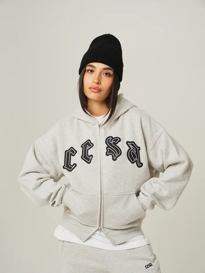 Model weiblich in CESA Classic C1 Zipper "GREY MELANGE"