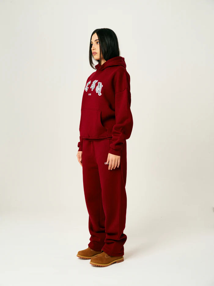 Model Weiblich Seitlich in CESA C1 Hoodie "BORDEAUX"