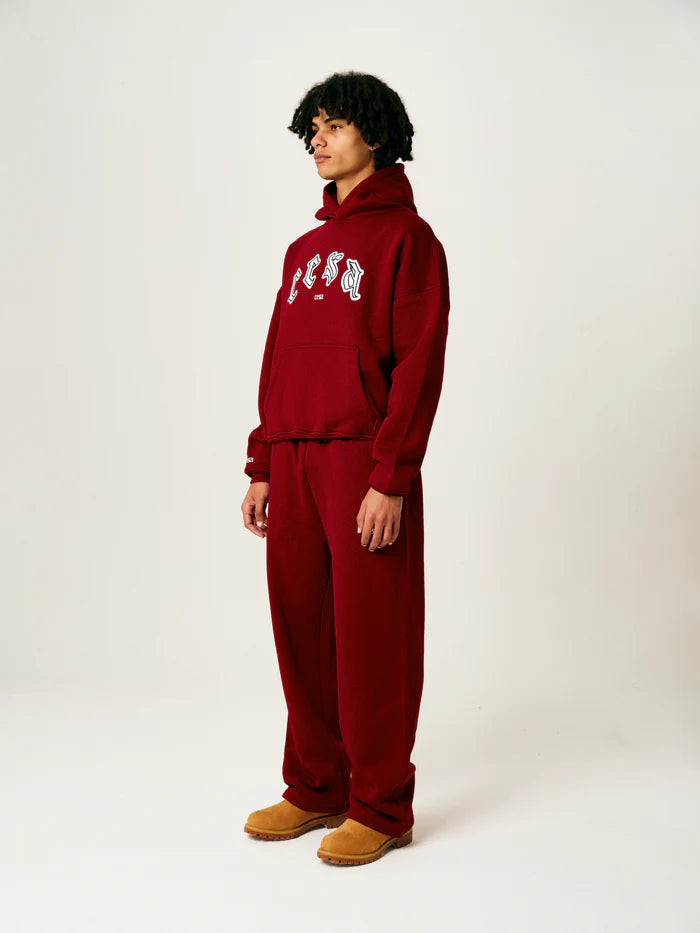 Model Männlich Seitlich in CESA Classic Jogger "BORDEAUX"