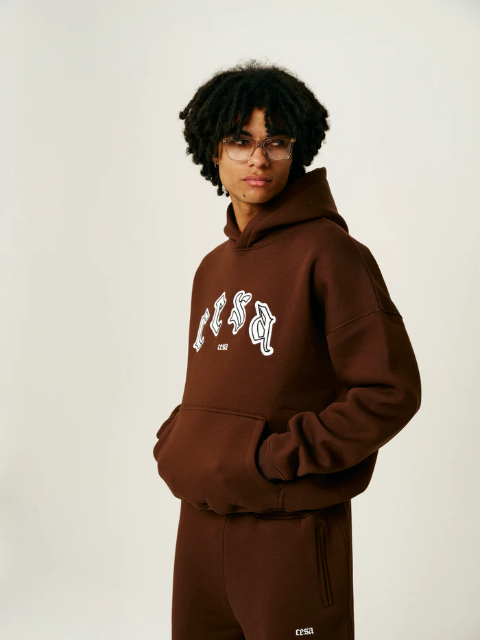 CESA C1 Hoodie "Brown" Model Männlich Hände in Kangarootasche