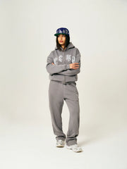 Model Weiblich in CESA Classic Jogger "ANTHRAZIT"