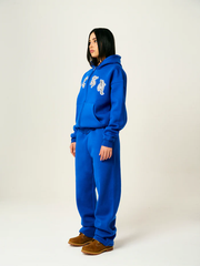 Model Weiblich in CESA Classic Jogger "SKY BLUE"