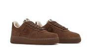 Die Seitenansicht des Nike Air Force 1 Low '07 Suede Cacao Wow (W)