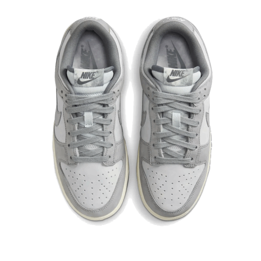 Die Oberseite bzw. die Ansicht von oben auf den Nike Dunk Low Cool Grey Football Grey (W)