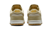 Die Fersen des Nike Dunk Low Khaki Suede Gum