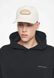 Model mit Cap