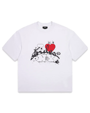 Ein weißes T-Shirt mit einem coolen großen Motiv. Im Prinzip zeigt es ein alt bekanntes "I LOVE NY" (das LOVE ist ein Herz), welches aber noch mit einem strides Schriftzug versehen wurde. Der Schrift wurde über den <3 NY Schriftzug gelegt.
