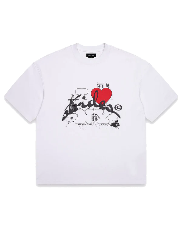 Ein weißes T-Shirt mit einem coolen großen Motiv. Im Prinzip zeigt es ein alt bekanntes "I LOVE NY" (das LOVE ist ein Herz), welches aber noch mit einem strides Schriftzug versehen wurde. Der Schrift wurde über den <3 NY Schriftzug gelegt.