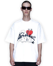 Ein männliches Model mit Sonnenbrille trägt ein weißes Strides T-Shirt.