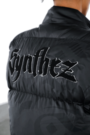 Synthez Puffer Vest black Monogram Synthez Schriftzug auf der Hinterseite