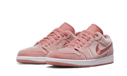 Die Seitenansicht des Air Jordan 1 Low SE Pink Velvet (W)