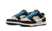 Das Bild zeigt die Seitenansicht des Nike Dunk Low Starry Laces (W) mit den blauen Schnürsenkeln