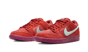 Die Seitenansicht des Nike SB Dunk Low Mystic Red Rosewood