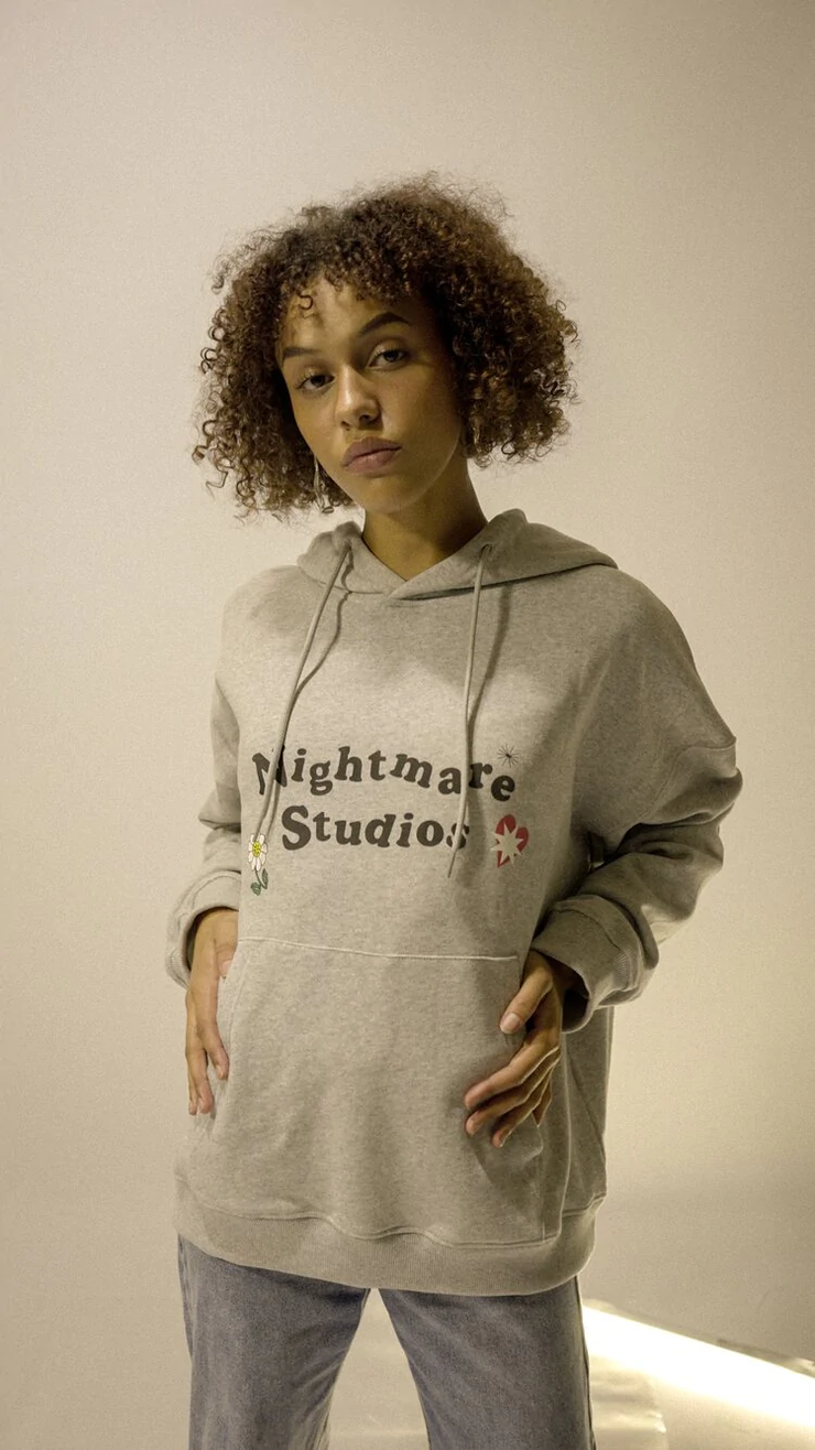 Nightmare Studios La Haine Hoodie Marlgrey Model weiblich Frontansicht