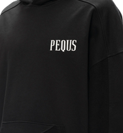 Pequs Split Hoodie / black Nahe Ansicht Pequs Logo vorne auf dem Hoodie (links auf der Brust)