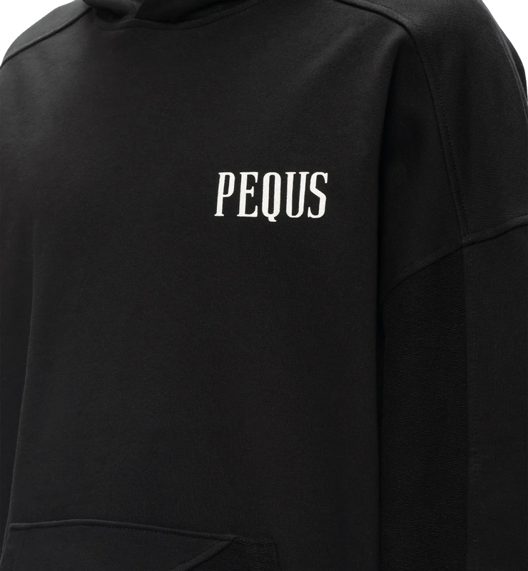 Pequs Split Hoodie / black Nahe Ansicht Pequs Logo vorne auf dem Hoodie (links auf der Brust)