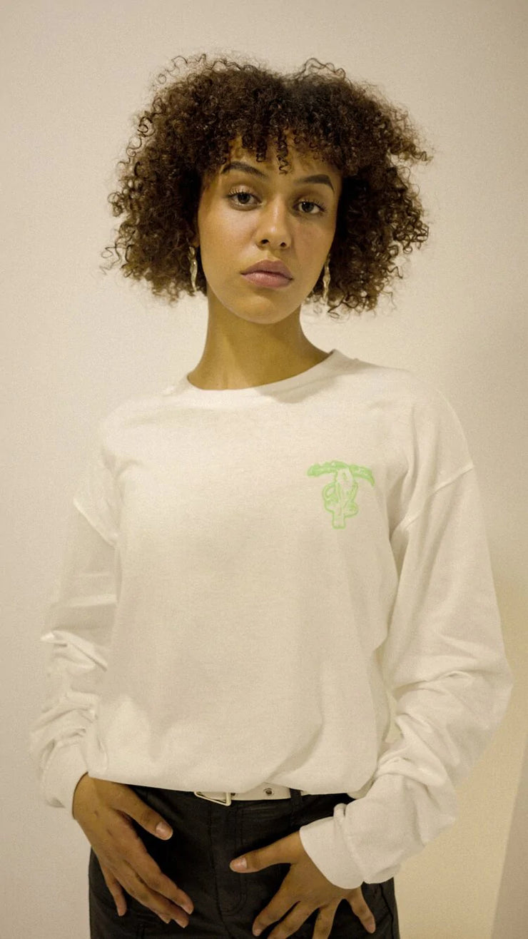 Nightmare Studios Neon Rave White L/S Tee Model weiblich